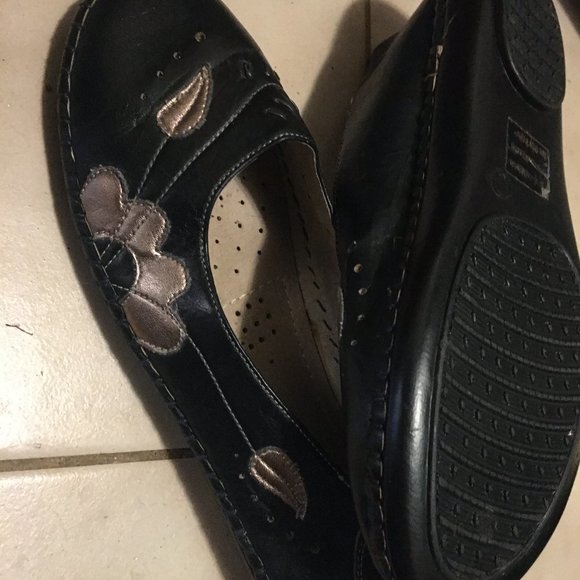 Ladies Leather flower detailed flat shoes - Picture 1 of 2